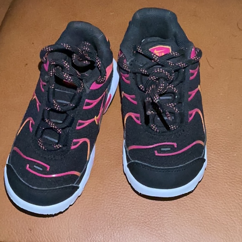 Nike Kids Sneakers in Black, Pink and orange